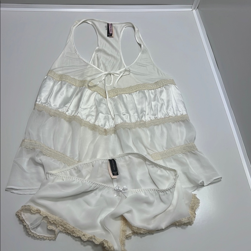 NWT Large Victoria’s Secret Cream & White Sleepwear Set
